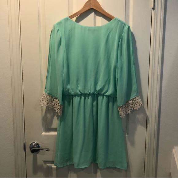 Mint green chiffon split sleeve dress. Size L - Picture 3 of 6